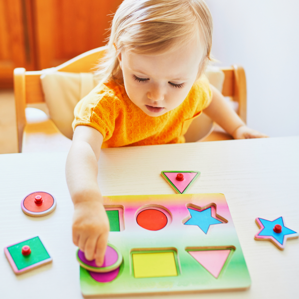 L'art de la motricité fine à Baby's Home : Un monde de découvertes à portée de main